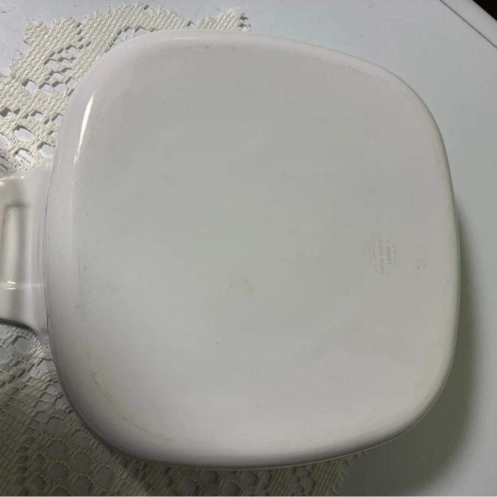 Corningware White Casserole with Blue Floral Motif and Glass Lid 2 qt - Picture 7 of 8